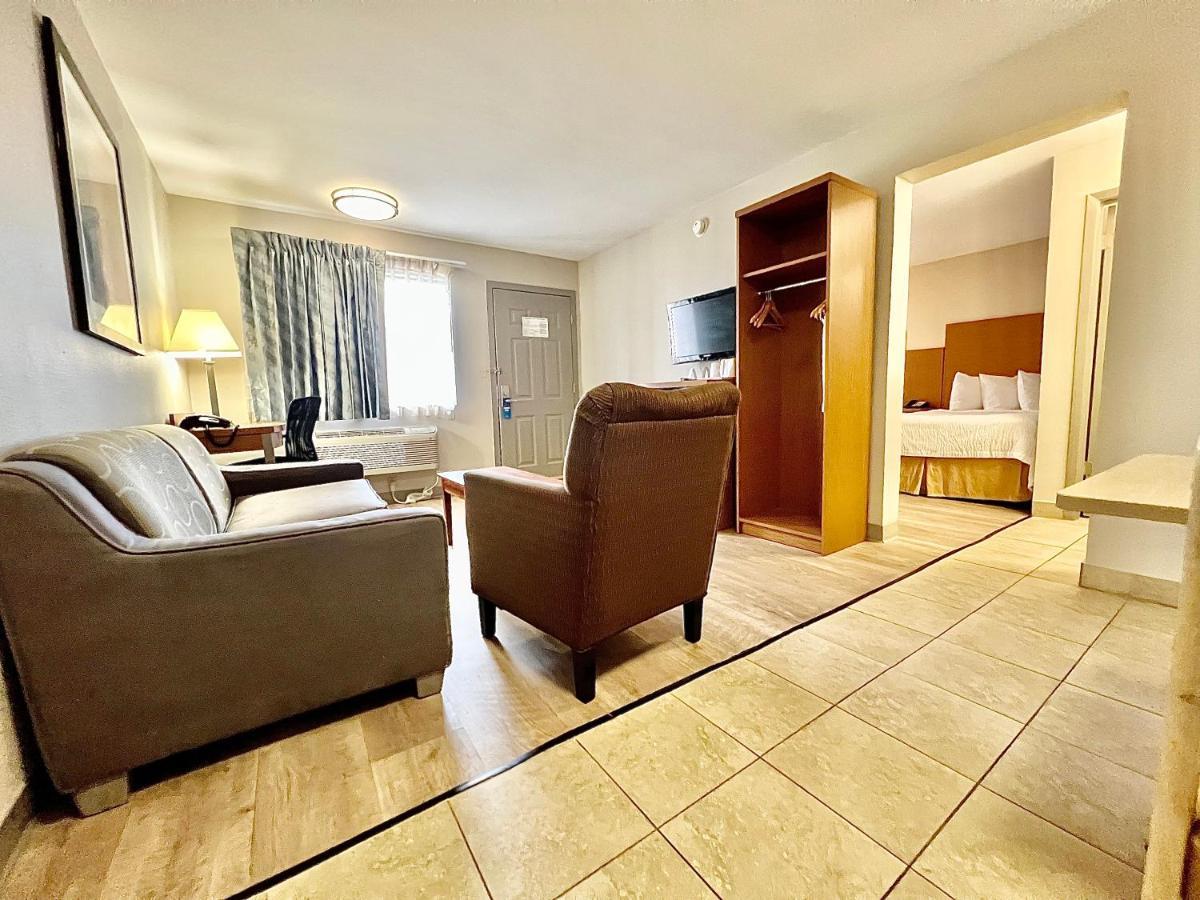 Days Inn & Suites By Wyndham Arlington Near Six Flags Εξωτερικό φωτογραφία