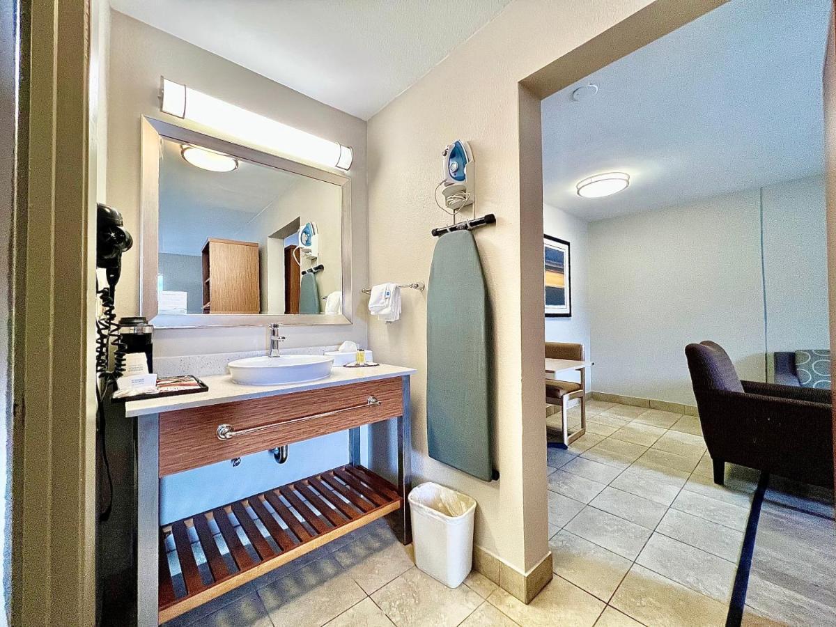 Days Inn & Suites By Wyndham Arlington Near Six Flags Εξωτερικό φωτογραφία