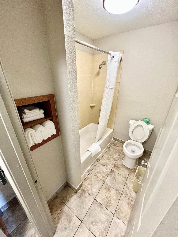 Days Inn & Suites By Wyndham Arlington Near Six Flags Εξωτερικό φωτογραφία