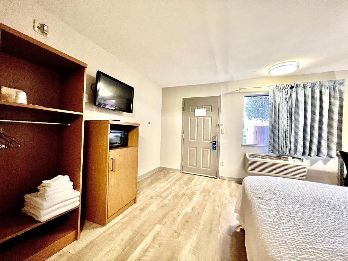Days Inn & Suites By Wyndham Arlington Near Six Flags Εξωτερικό φωτογραφία