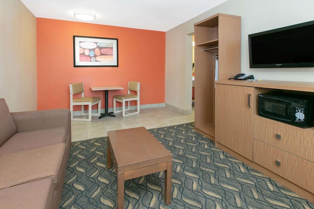 Days Inn & Suites By Wyndham Arlington Near Six Flags Εξωτερικό φωτογραφία