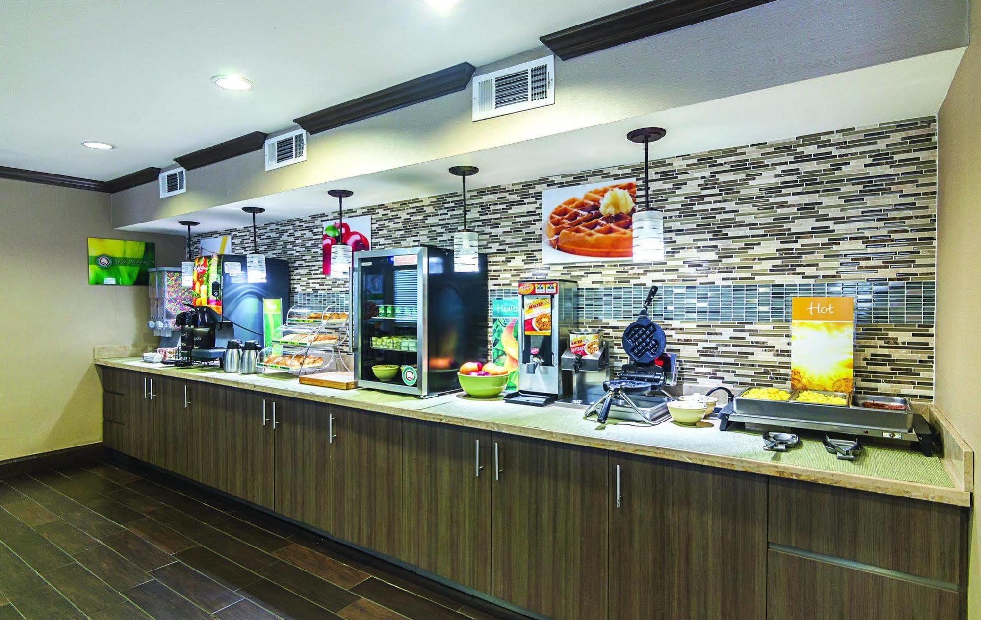 Days Inn & Suites By Wyndham Arlington Near Six Flags Εξωτερικό φωτογραφία